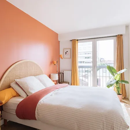 Beautiful Apart For 2 In Les Buttes Chaumont *